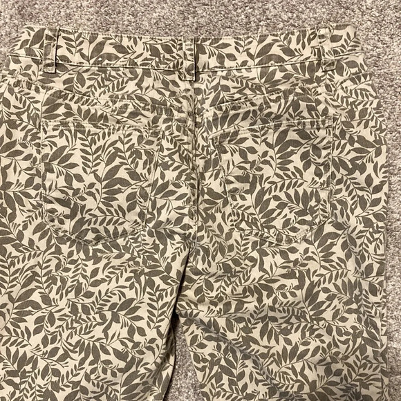 NWOT Christopher & Banks neutral leaf patterned denim capris 4P - Picture 14 of 15